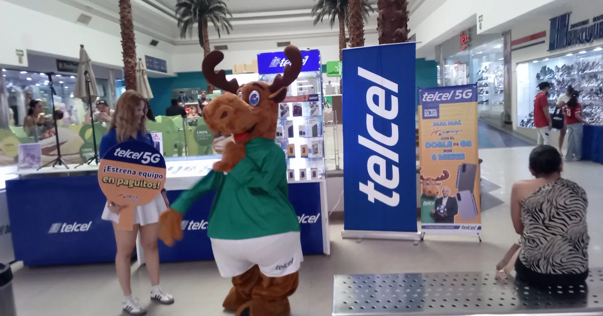 Un módulo de venta de Telcel en una plaza comercial de Mazatlán, con mamparas azules de Telcel y un cartel de una promoción 5G