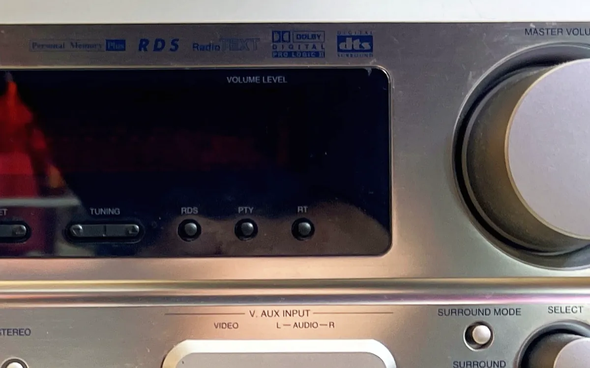 El panel frontal de un receptor de audio Denon con el logotipo de Dolby Digital impreso sobre la pantalla