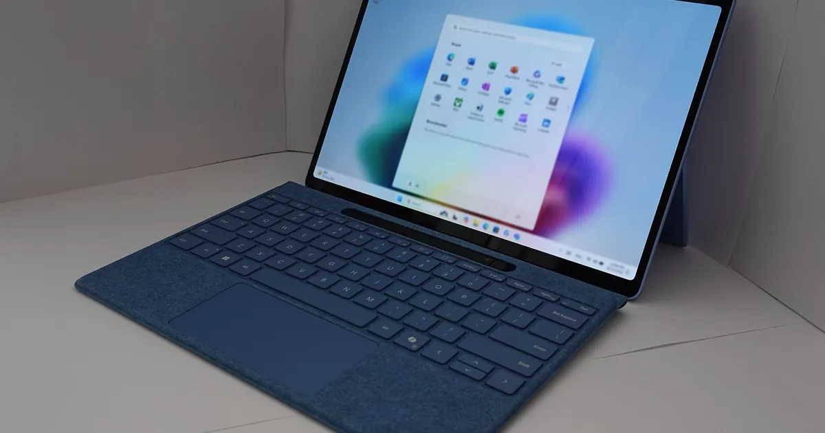 Una tableta con Windows 11 y teclado azul, con el menú Inicio abierto en la pantalla
