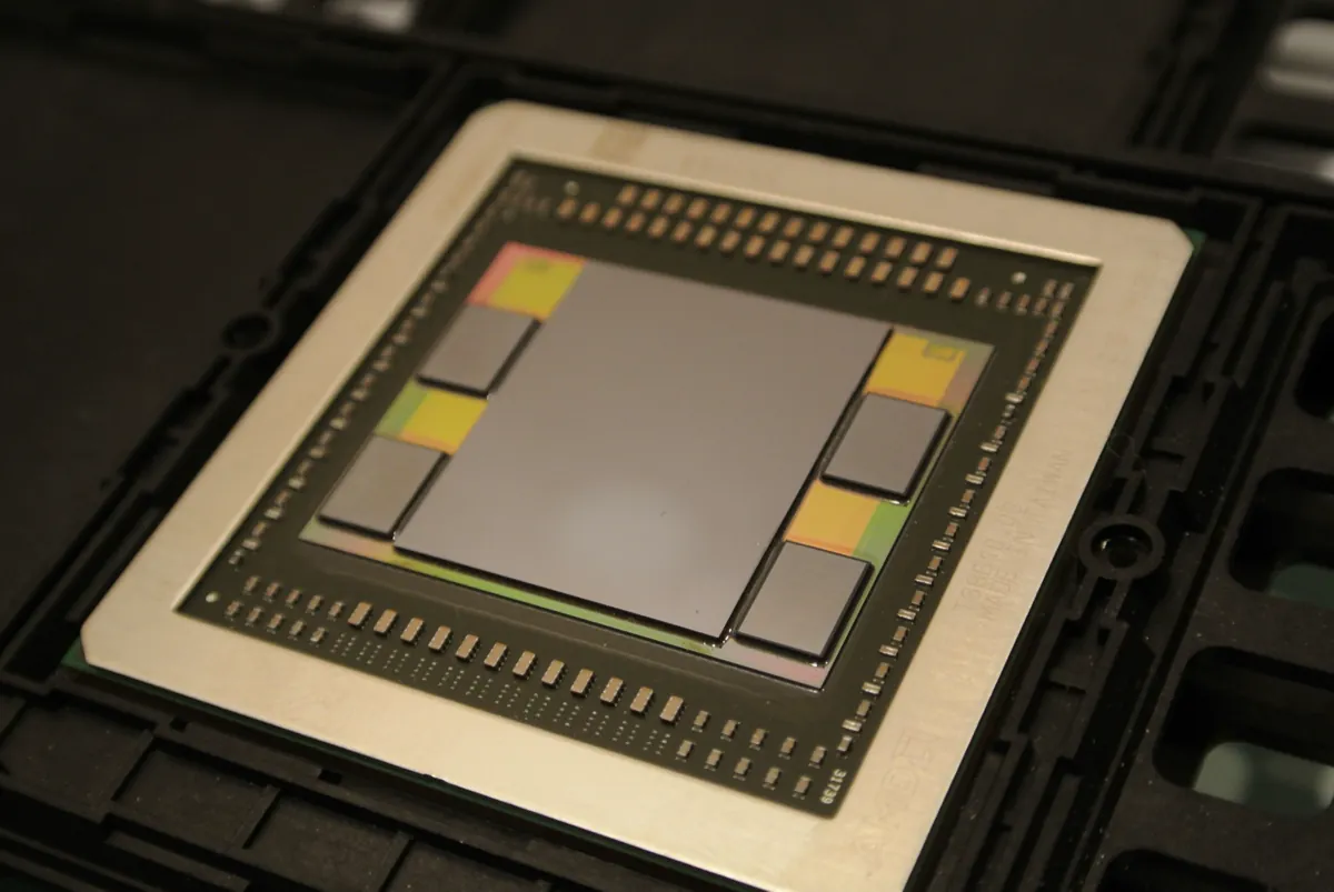 El encapsulado de un chip gráfico AMD Fiji con cuatro pilas de memoria HBM alrededor del gran procesador central
