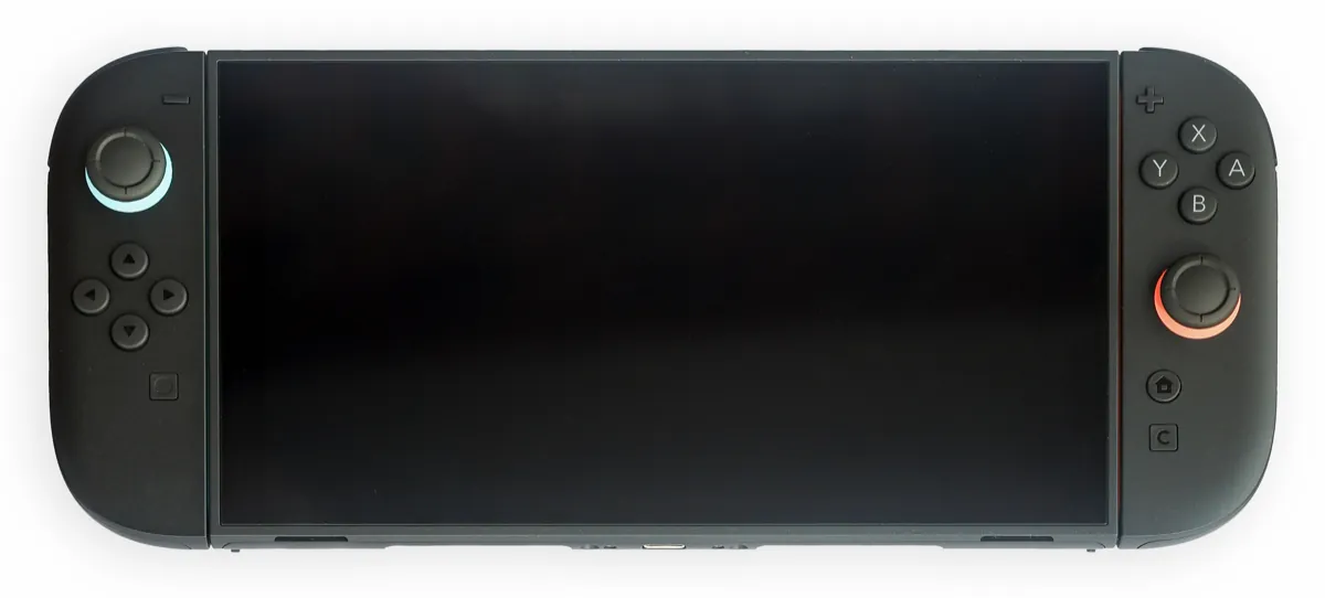 Una Nintendo Switch 2 en modo portátil, vista de frente con la pantalla apagada y los dos controles Joy-Con 2 puestos