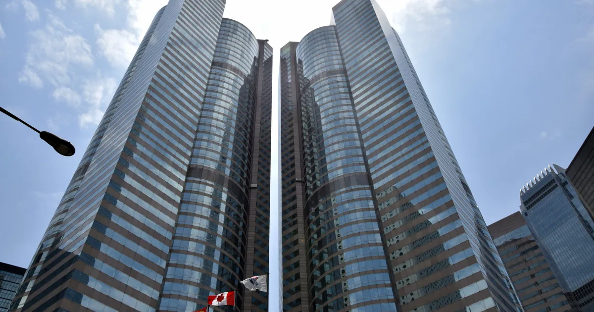 Las torres gemelas de cristal de Exchange Square en Hong Kong, sede de la bolsa de la ciudad, vistas desde la calle